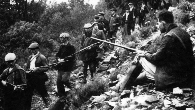 Des résistants corses traversent le maquis. © © Service historique de la Défense, Vincennes. Des résistants corses traversent le maquis. © © Service historique de la Défense, Vincennes.