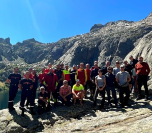 L'opération a mobilisé plus d'une vingtaine de personnes parmi lesquelles des agents de l'OEC, des hydrobiologistes de l'Université de Corte, et ainsi que des plongeurs des SIS 2A et 2B et une équipe de secours en montagne (Photo : OEC)