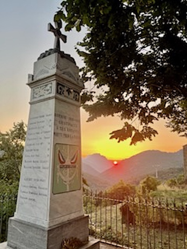 La photo du jour : le soleil illumine le monument aux morts de Cristinacce