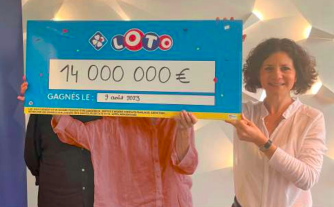 La gagnante, son mari et Isabelle Cesari, Responsable accompagnement et expérience gagnants de FDJ La gagnante, son mari et Isabelle Cesari, Responsable accompagnement et expérience gagnants de FDJ