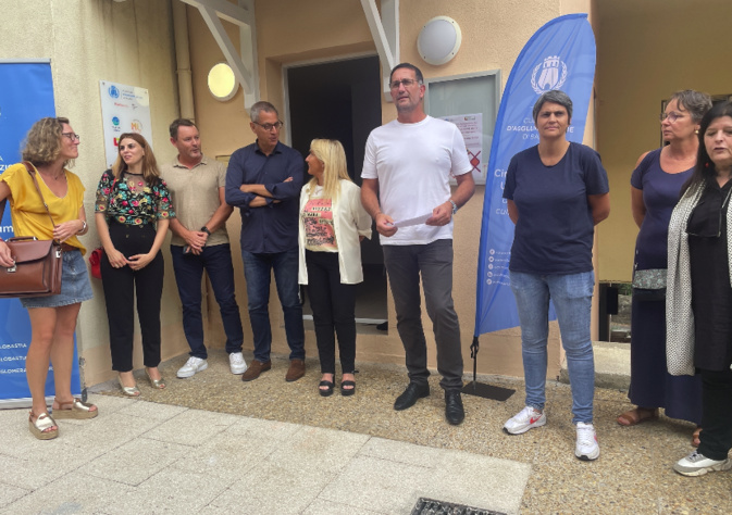Pierre Savelli, le maire de Bastia, en compagnie d'Emmanuelle de Gentili, la vice-présidente de la CAB chargée de la politique de la ville, de Louis Pozzo di Borgo, le président de la CAB, et les représentants du milieu associatif, devant le nouveau local de la Logirem.