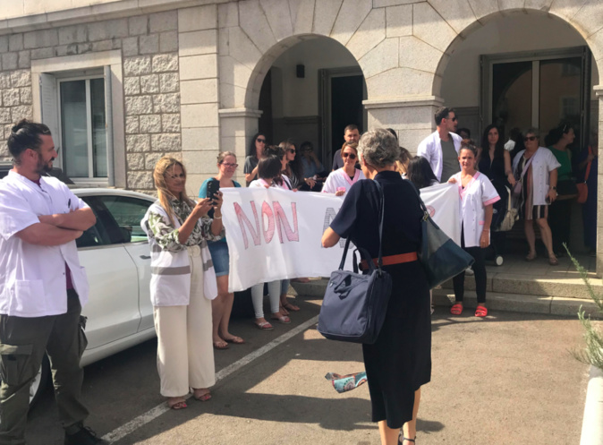 Marie-Hélène, au moment de son arrivée en mairie, a été accueillie par une banderole : "Non au CPP (centre périnatal de proximité)", déployée par le personnel de la maternité