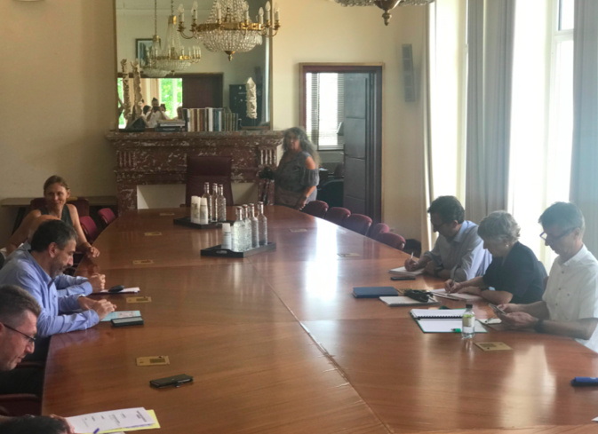 Marie-Hélène Lecenne (à droite) a tenté de rassurer les différents acteurs porto-vecchiais qui se mobilisent pour la sauvegarde de la maternité de la clinique de l'Ospedale Marie-Hélène Lecenne (à droite) a tenté de rassurer les différents acteurs porto-vecchiais qui se mobilisent pour la sauvegarde de la maternité de la clinique de l'Ospedale
