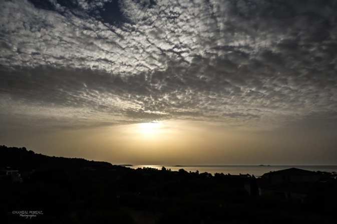 Aux îles Cerbicali malgré tous ses efforts le soleil a du mal à percer les nuages (Chantal Portaz Biancarelli (Chantal Portaz Photographie)