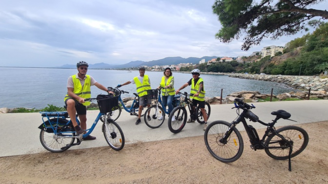 La découverte des voies cyclables de la CAB avec l'école vélo urbaine. La découverte des voies cyclables de la CAB avec l'école vélo urbaine.