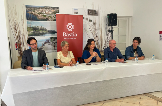 Carole Pistorozzi (en doré), accompagné par Laura Orsini-Sauli, adjointe au maire de Bastia chargée de la santé et du handicap (au centre) et son mari Thierry Pistorozzi (à droite).
