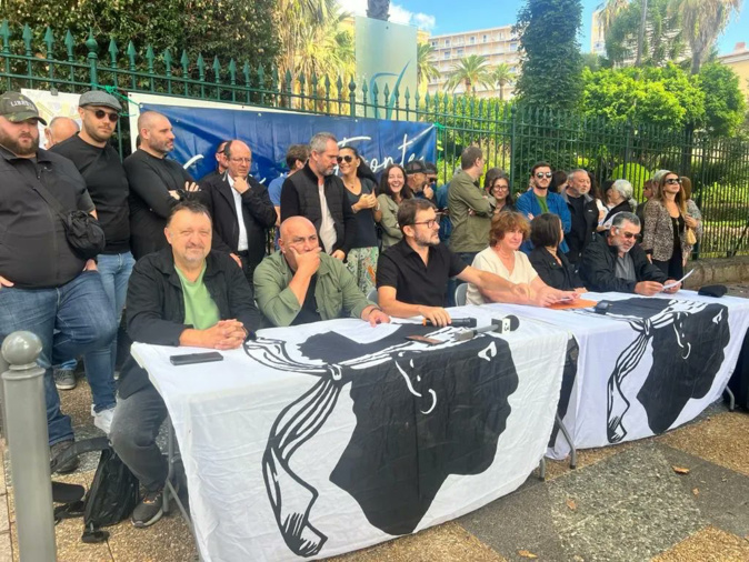 Le parti indépendantiste Core in Fronte tient une conférence de presse à Aiacciu devant la Collectivité de Corse, quelques jours avant la venue du président de la République dans l’île. Photo CiF.