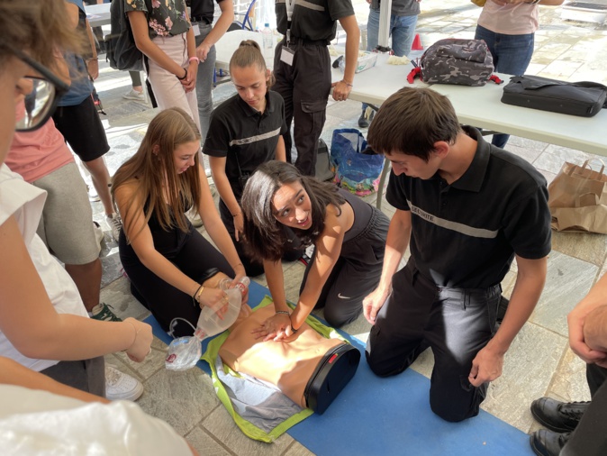 Une collégienne, guidée par des apprentis, s'essaient au massage cardiaque lors d'un atelier. Une collégienne, guidée par des apprentis, s'essaient au massage cardiaque lors d'un atelier.