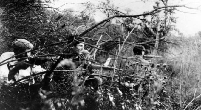 Maquisards corses au combat - © Service historique de la Défense, Vincennes. Maquisards corses au combat - © Service historique de la Défense, Vincennes.