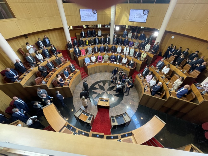 L'arrivée d'Emmanuel Macron dans l'hémicycle L'arrivée d'Emmanuel Macron dans l'hémicycle