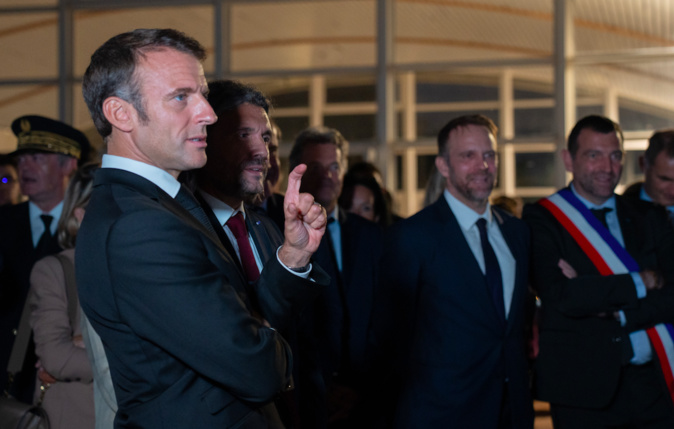 Macron avec le maire de Bonifacio. Photo Paule Santoni Macron avec le maire de Bonifacio. Photo Paule Santoni