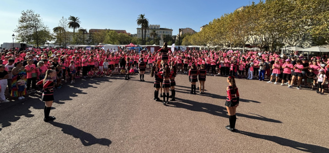 Plus de 1 000 personnes sur la place Saint-Nicolas pour le coup d'envoi d'"Octobre rose"