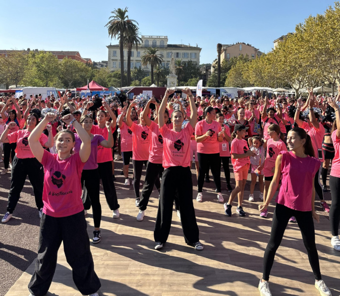 A Bastiaccia : vague rose sur la place Saint-Nicolas A Bastiaccia : vague rose sur la place Saint-Nicolas