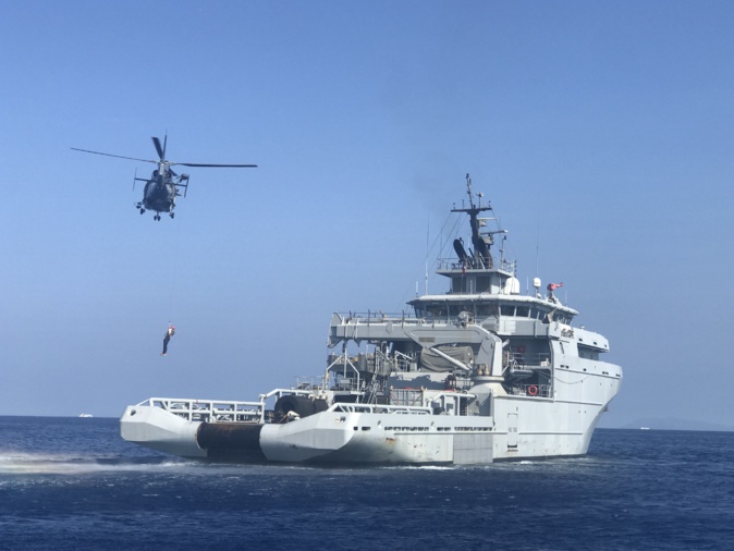 Ici, le Dauphin hélitreuille un sauveteur qui va chercher un naufragé sur le navire le Loire. Ici, le Dauphin hélitreuille un sauveteur qui va chercher un naufragé sur le navire le Loire.