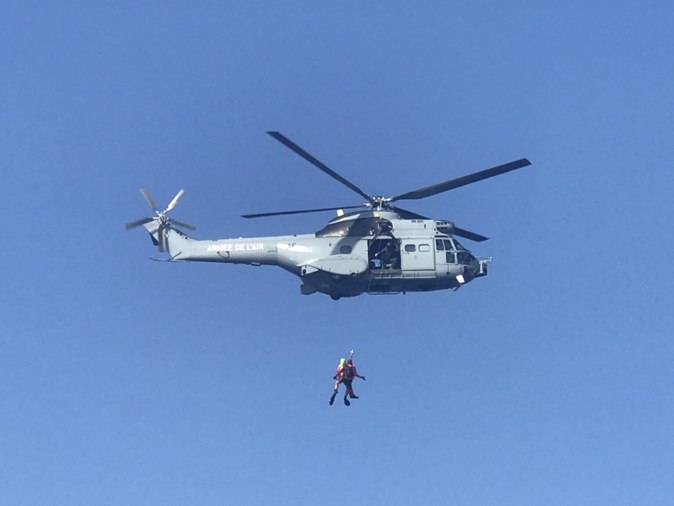 Un hélitreuillage par l'hélicoptère Super Puma de l'armée de l'Air. Un hélitreuillage par l'hélicoptère Super Puma de l'armée de l'Air.