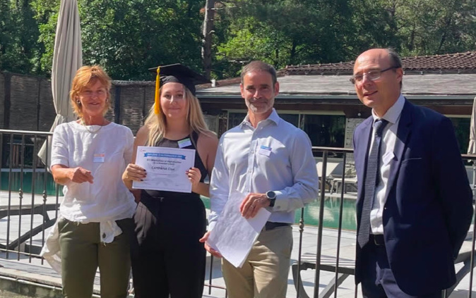 Vincent de RUL (Directeur régional EDF-ENGIE en Corse) entouré de Monsieur NESI (Délégué académique à la formation professionnelle initiale et continue pour l'Académie de Corse) et de Cloé, alternante diplômée accompagnée de sa tutrice.