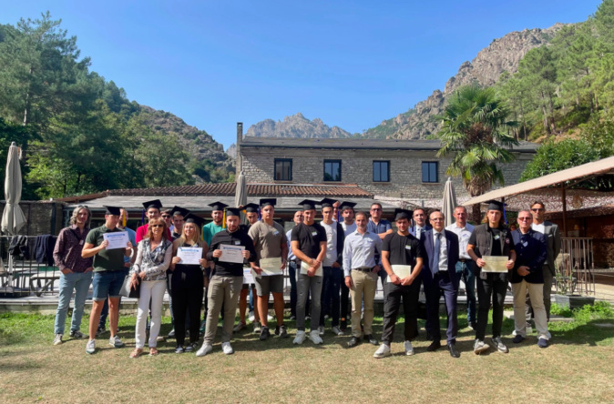 Alternants diplômés, jeunes de la nouvelle promotion, tuteurs et parents.