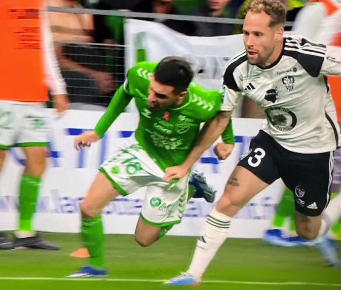 L'ACA et St-Etienne se sont neutralisés ce soir à Geoffroy-Guichard (0-0). L'ACA et St-Etienne se sont neutralisés ce soir à Geoffroy-Guichard (0-0).