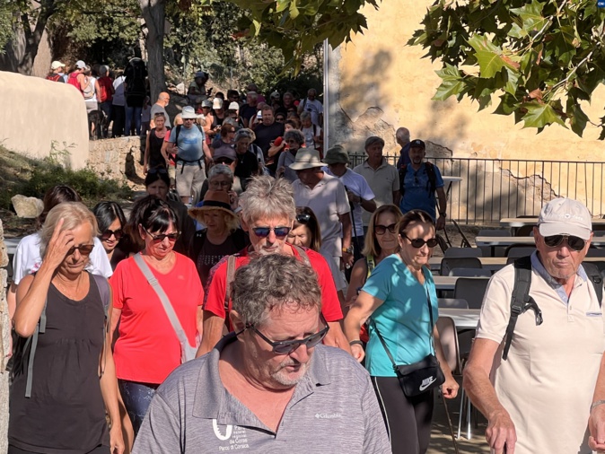 A Montegrossu et Lumiu la marche bleue réunit jeunes et aînés A Montegrossu et Lumiu la marche bleue réunit jeunes et aînés