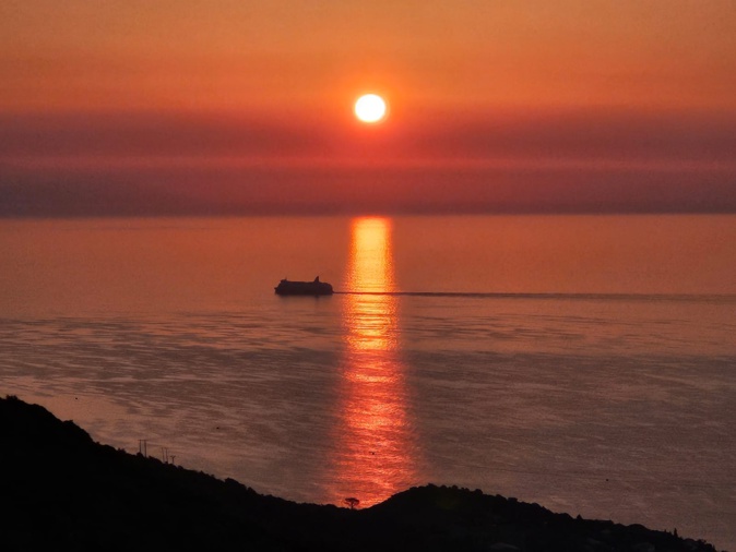 La photo du jour : un battellu chì passa