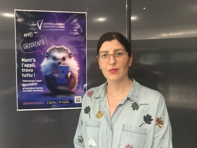 Lauda Guidicelli, chargée de la jeunesse à la Collectivité de Corse, présente l'appli Ghjuventù et sa mascotte Manduli.