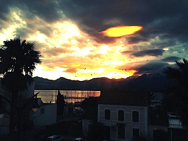 Magie dans le ciel de Calvi : Une boule de feu perce le nuage