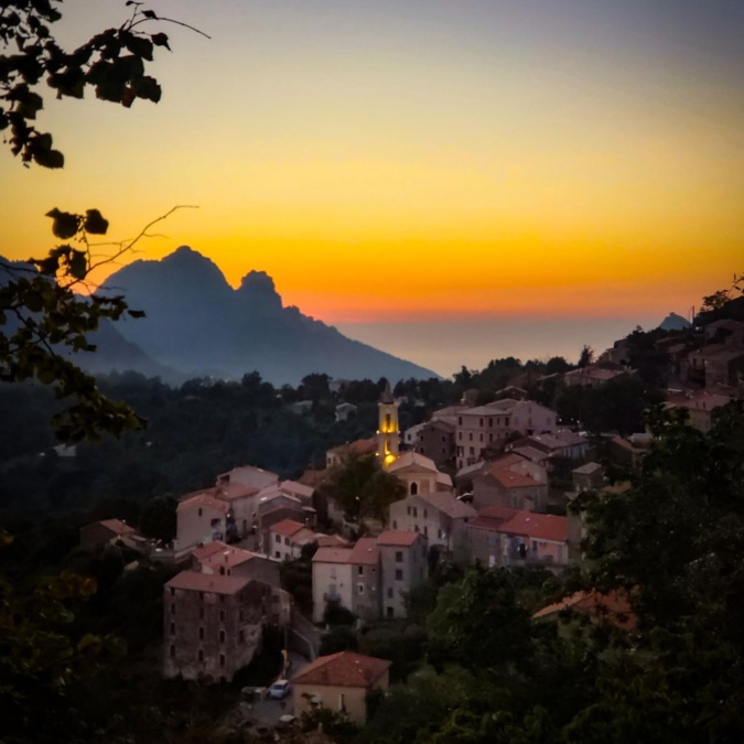 La photo du jour : coucher de soleil sur Evisa La photo du jour : coucher de soleil sur Evisa