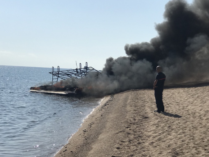 Le bateau a pris feu aux abords de la plage de Lavu Santu à Sainte-Lucie-de-Porto-Vecchio. Le bateau a pris feu aux abords de la plage de Lavu Santu à Sainte-Lucie-de-Porto-Vecchio.