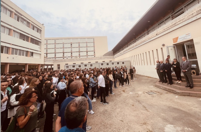 Les élèves et personnels du lycée Laetitia Bonaparte ont observé une minute de silence en hommage à Dominique Bernard, le professeur tué à Arras, ce vendredi.