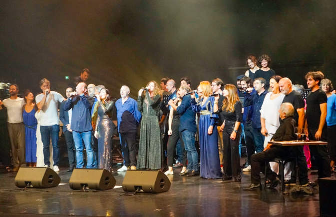 Une cinquantaine d'artistes sur scène Une cinquantaine d'artistes sur scène