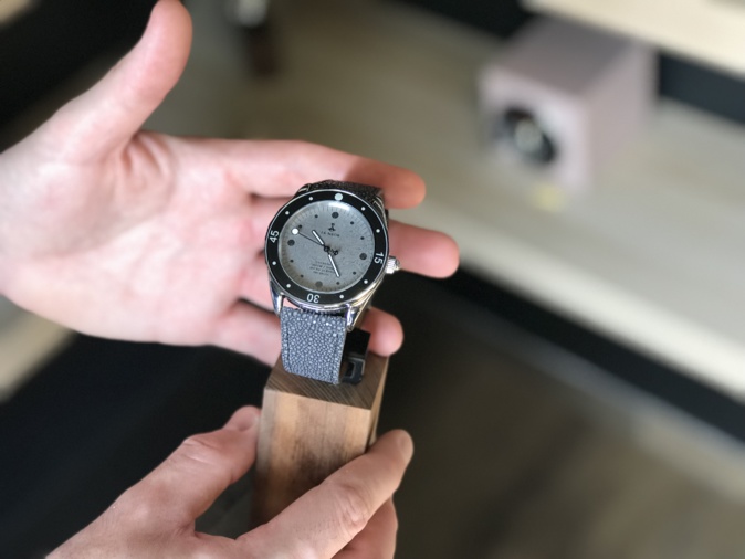 Jean-Dominique Le Meur a une capacité de production de 45 montres par an. Jean-Dominique Le Meur a une capacité de production de 45 montres par an.