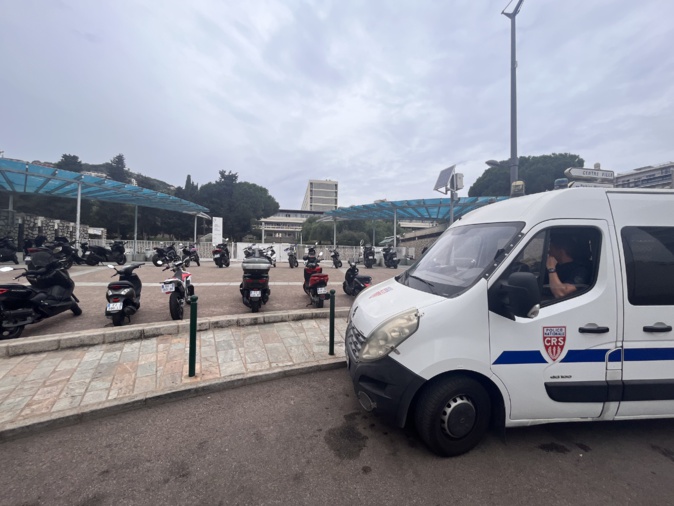 Des forces de l'ordre sont visibles aux abords des établissements scolaires insulaires. Des forces de l'ordre sont visibles aux abords des établissements scolaires insulaires.