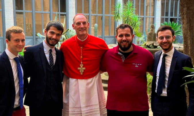 Le cardinal Bustillo avec 4 séminaristes