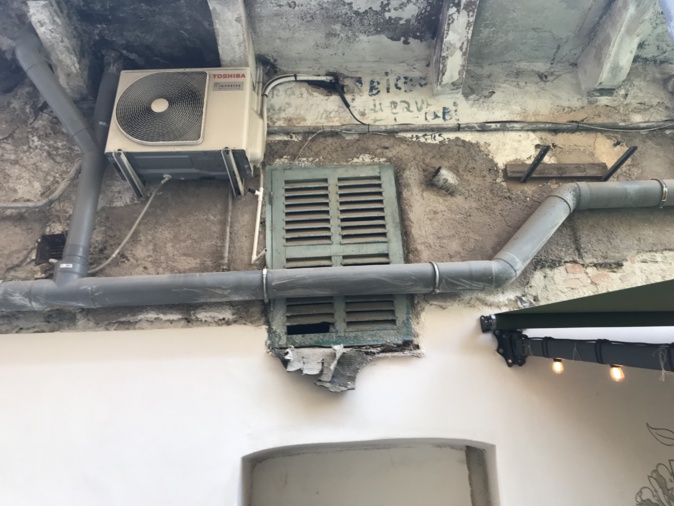 Cette canalisation n'a même pas pris la peine de contourner le volet de ce bien sans maître ! Cette canalisation n'a même pas pris la peine de contourner le volet de ce bien sans maître !