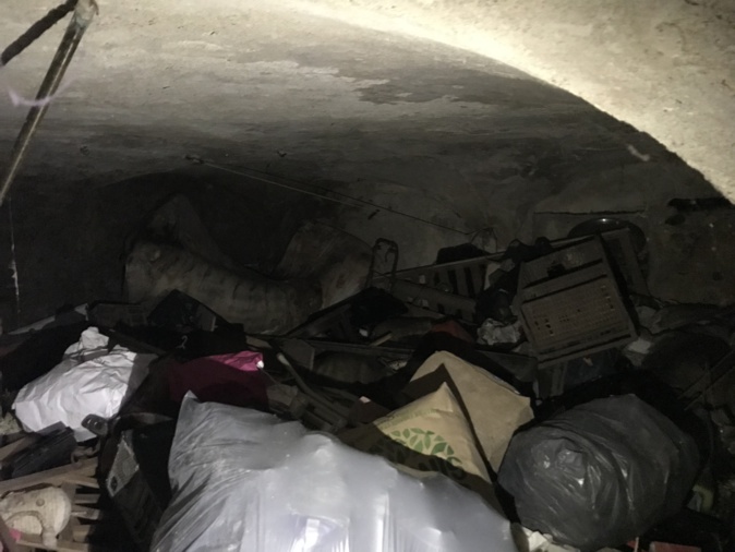 Ce bien sans maître sert de débarras dans le quartier... Ce bien sans maître sert de débarras dans le quartier...