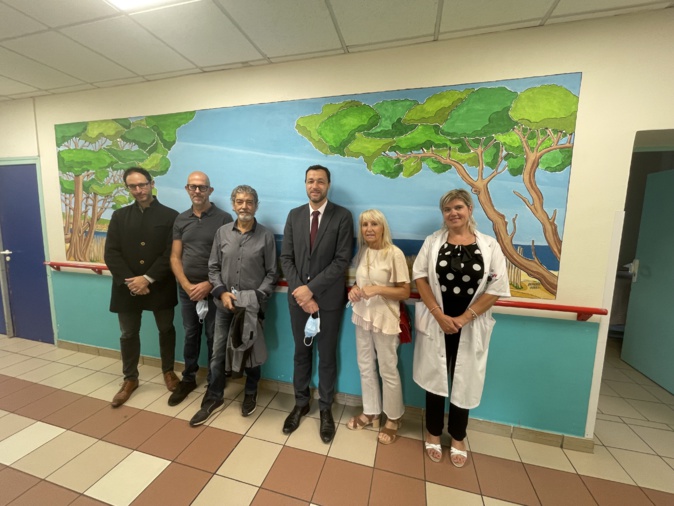 Direction de l'hôpital, artistes et représentants des Pinceaux du coeur ont inauguré les fresques. Direction de l'hôpital, artistes et représentants des Pinceaux du coeur ont inauguré les fresques.