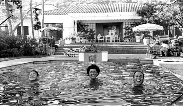 Tino Rossi en famille dans la villa du Scudo en 1958 (France dimanche) Tino Rossi en famille dans la villa du Scudo en 1958 (France dimanche)