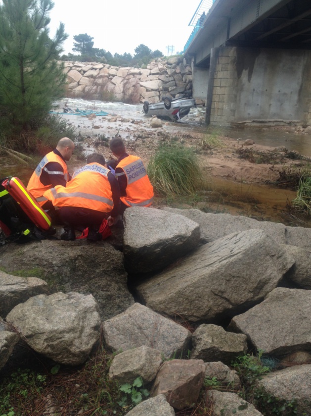 Une voiture par-dessus le pont de l'Osu. La conductrice secourue par des témoins Une voiture par-dessus le pont de l'Osu. La conductrice secourue par des témoins