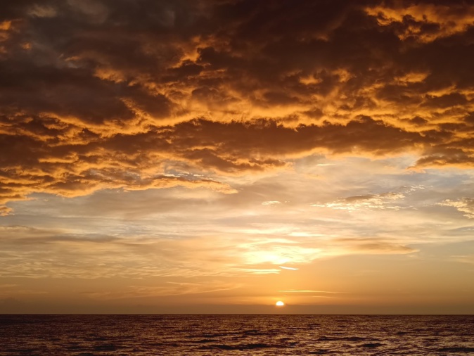 Lever de soleil sous le ciel chargé de Moriani-Plage (Antoine Lozano)