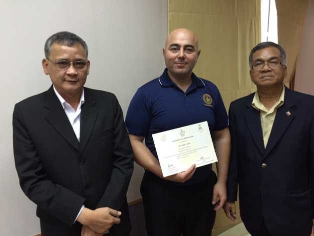 Jean-Pierre Delogu reçoit son diplôme des mains du ministre des sports thailandais Jean-Pierre Delogu reçoit son diplôme des mains du ministre des sports thailandais