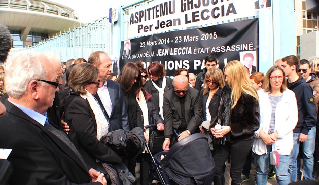 La famille de Jean Leccia rassemblée autour du landeau de son fils… La famille de Jean Leccia rassemblée autour du landeau de son fils…