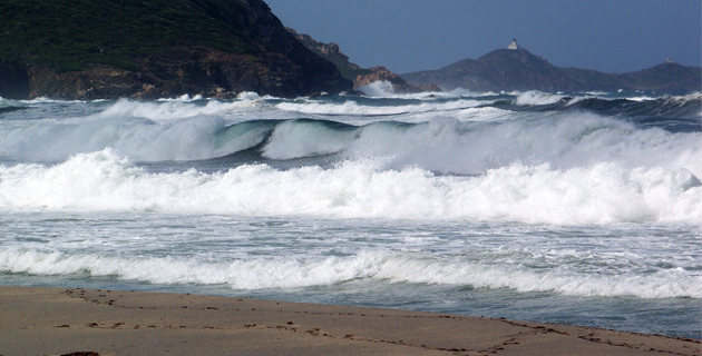 La Corse-du-Sud placée en alerte orange vagues-submersion. Des orages et du vent attendus 