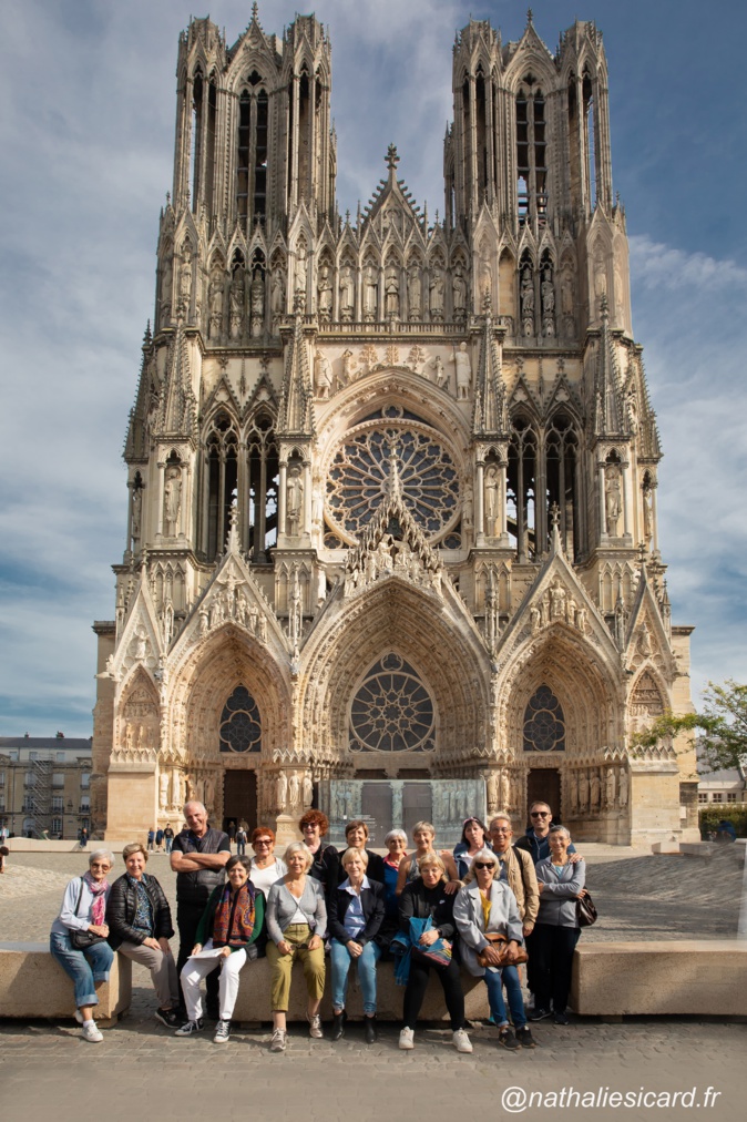 La délégation bastiaise devant la Cathédrale de Reims (Photo Nathalie Sicard)