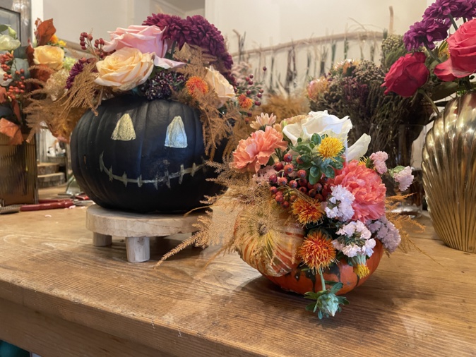 Les compositions florales à base de citrouilles proposées par la boutique Les Fleurs.