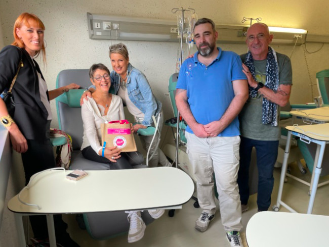 Les représentants d'Endur'Ensemble et leur partenaire Pharmabest, ont remis des paniers de soins aux patientes de l'hôpital de Bastia.