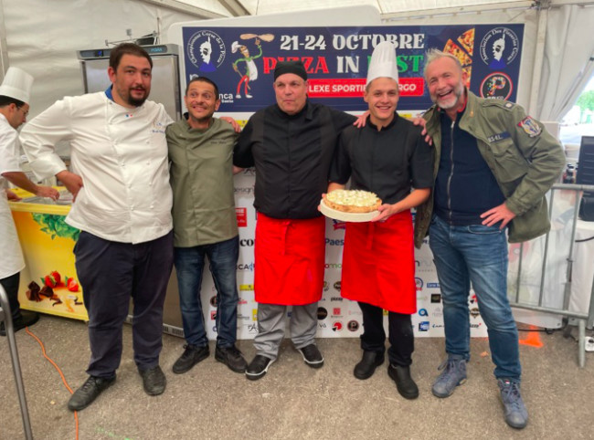 Meidhi Belkessa, Stéphane Pileri (à gauche) et Julien Panet (à l'extrême droite) très satisfaits de cette 1ère édition de Pizza in Festa