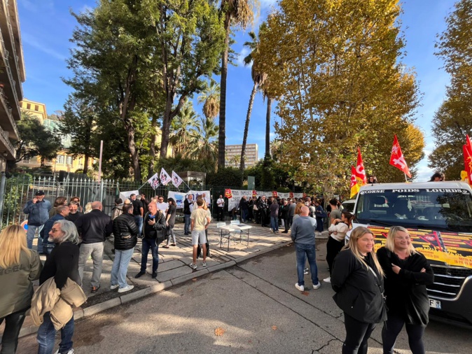 Le rassemblement de ce matin devant l'Assemblée de Corse Le rassemblement de ce matin devant l'Assemblée de Corse