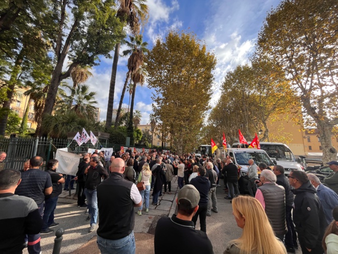 A l'extérieur de l'Assemblée de Corse