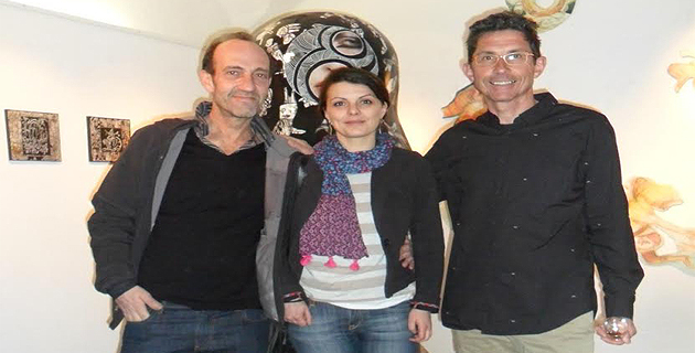 Marc Colonna d'Istria (à gauche) et Jean Monestié, les artistes entourant Youna Tessier (artiste plasticienne) qui a réalisé l'accrochage de l'exposition.