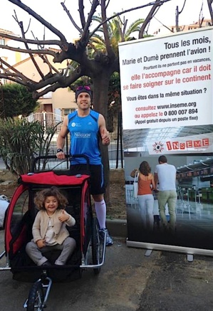 Inseme : Jacques Secondi, avec sa fille dans une poussette, au départ du Marathon d‘Ajaccio Inseme : Jacques Secondi, avec sa fille dans une poussette, au départ du Marathon d‘Ajaccio